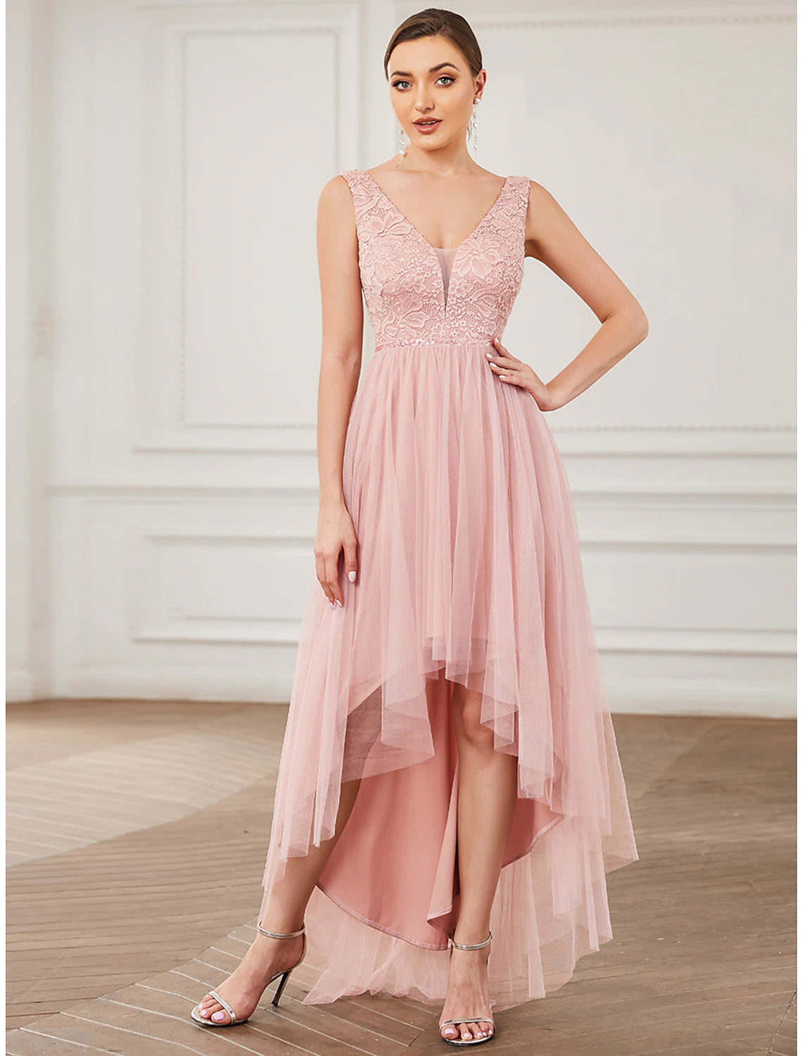 Abito da damigella d'onore a trapezio, scollo a V, senza maniche, elegante, corto/mini, in pizzo/tulle con drappeggio/arricciatura